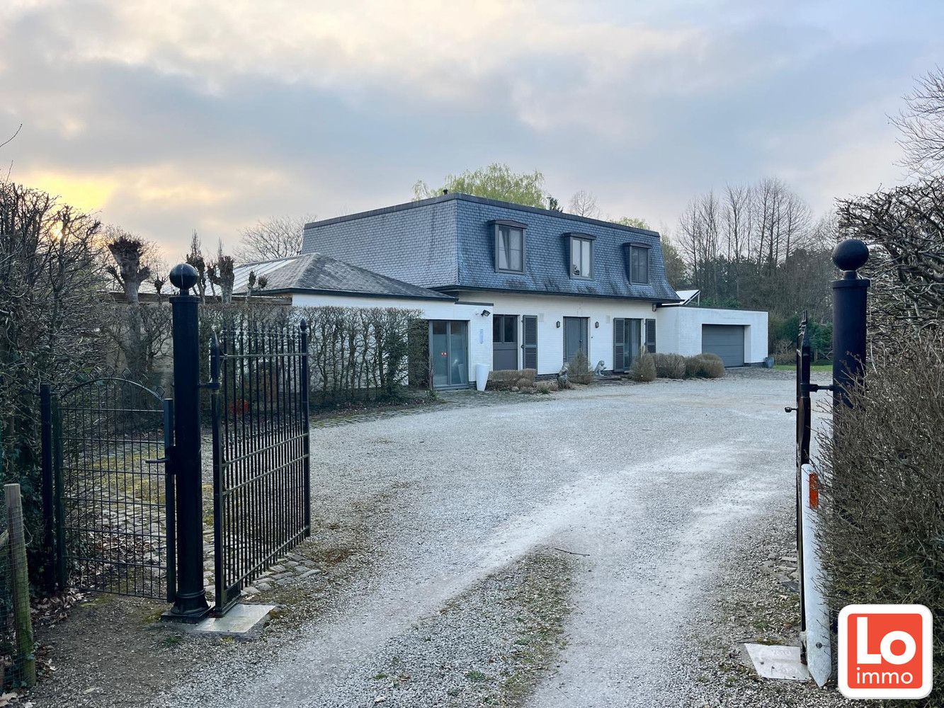 Alleenstaande ruime woning met 4 slaapkamers foto {{pictureIndex}}