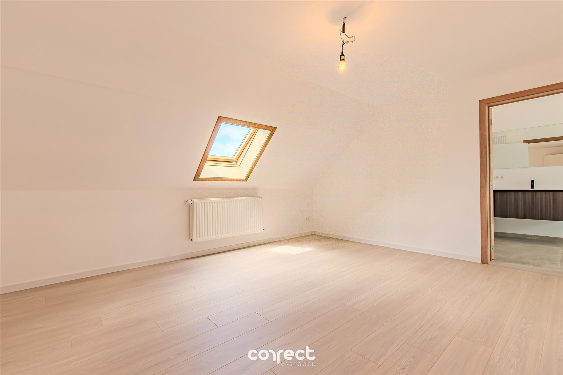 Volledig gerenoveerde, stijlvolle woning met 4 slaapkamers, 2 badkamers en een ruime zongerichte tuin, Instapklaar en energiezuinig! foto 12