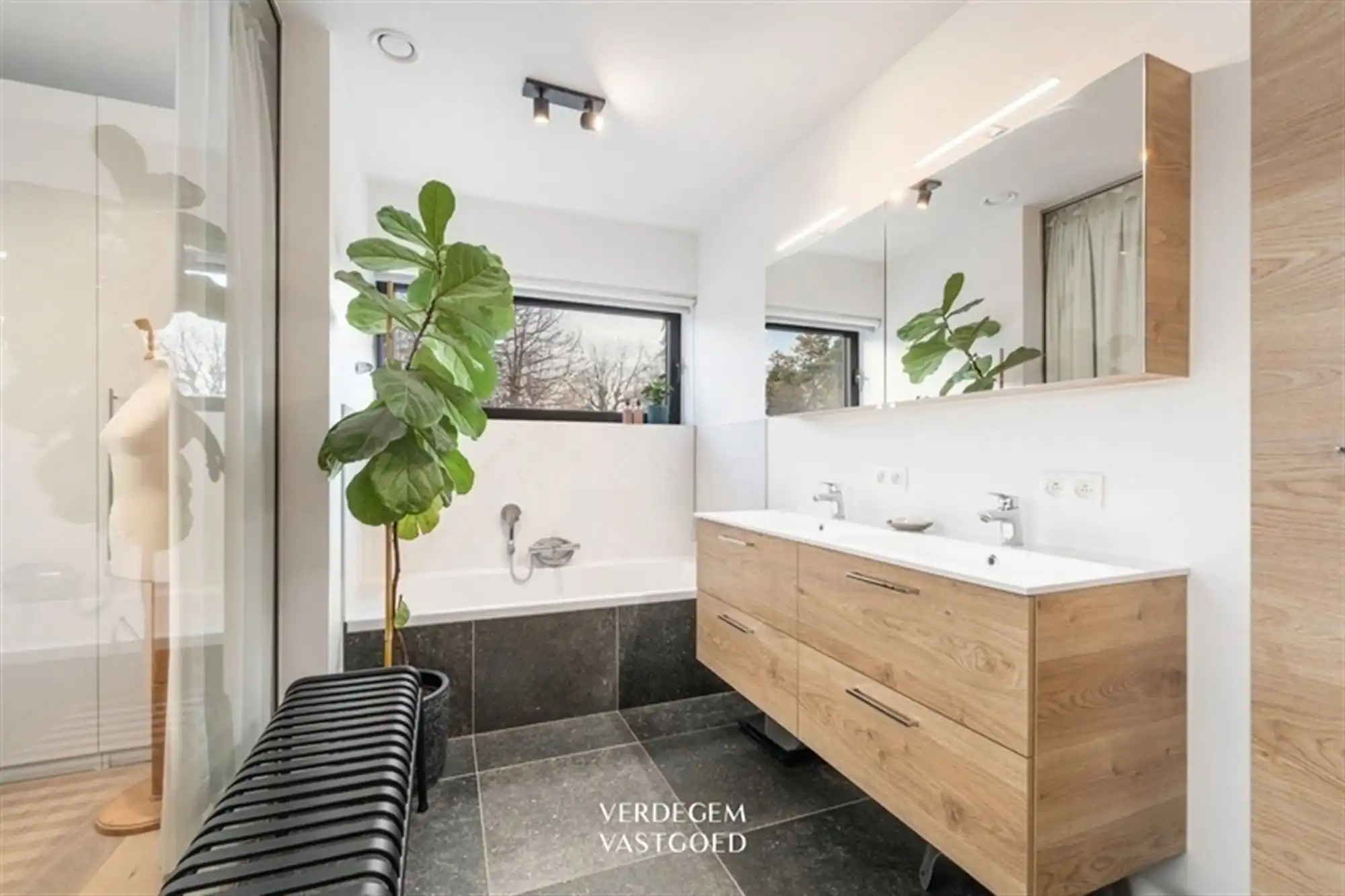 Knappe gezinswoning met 3 slaapkamers, tuin en inpandige garage op een topligging foto 11