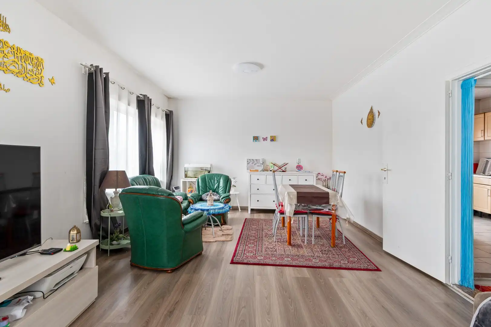 Veelzijdig handelspand met appartement en openbare parking foto 6