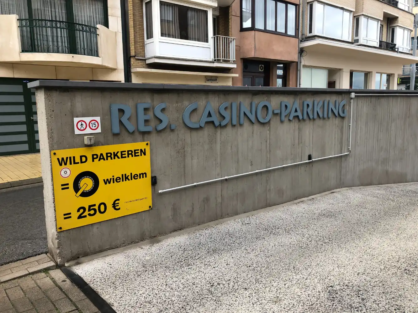 Gesloten garagebox aan de Zeedijk foto 2