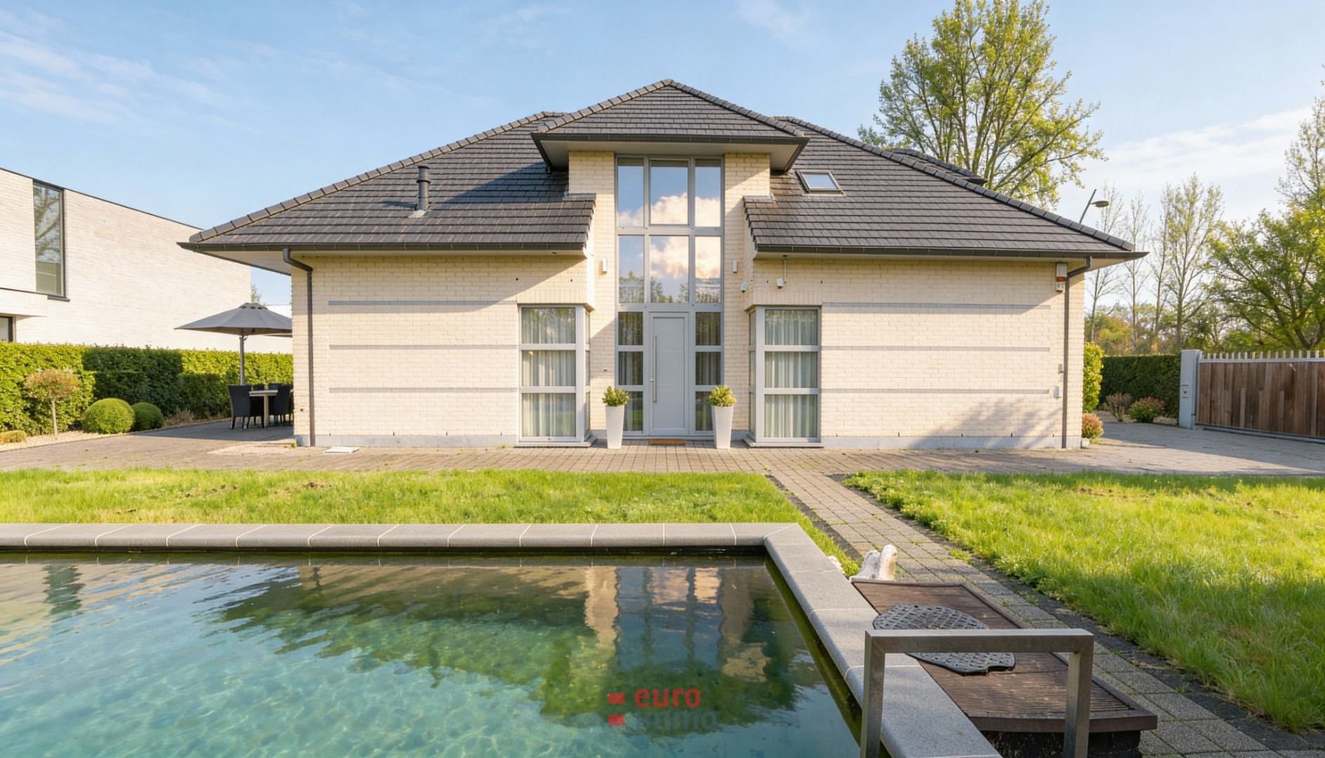 Exclusieve topvilla met binnenzwembad en zwemvijver in Sint-Idesbald! foto {{pictureIndex}}