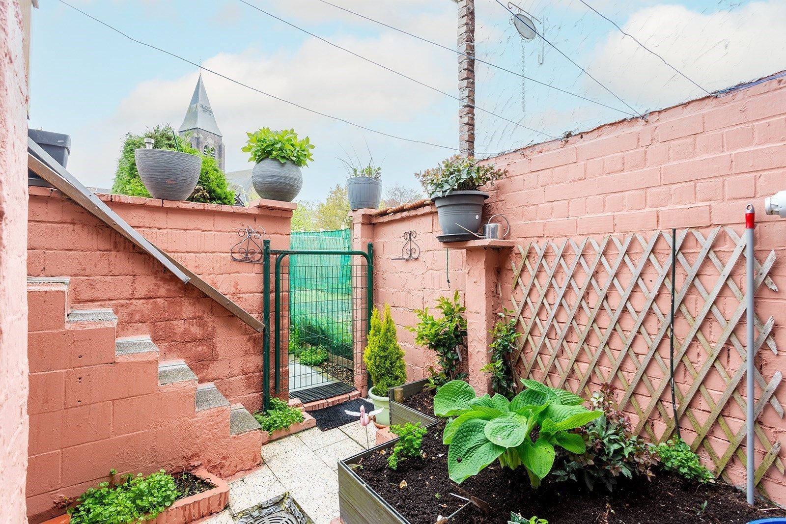 Op te frissen gezellige woning met 2 slpks en 2 terrassen foto 1