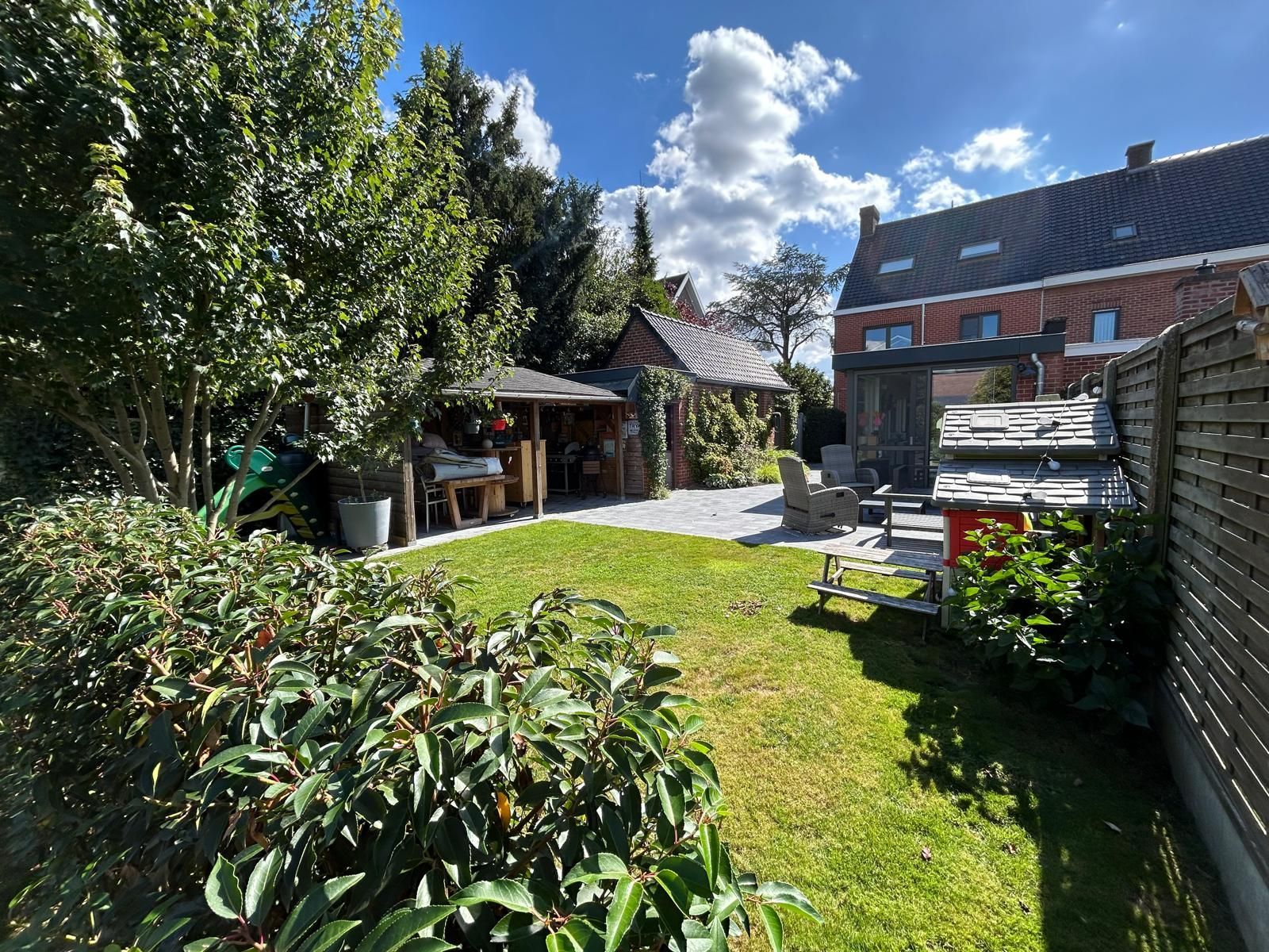 Halfopen woning met tuin, garage en pergola foto {{pictureIndex}}