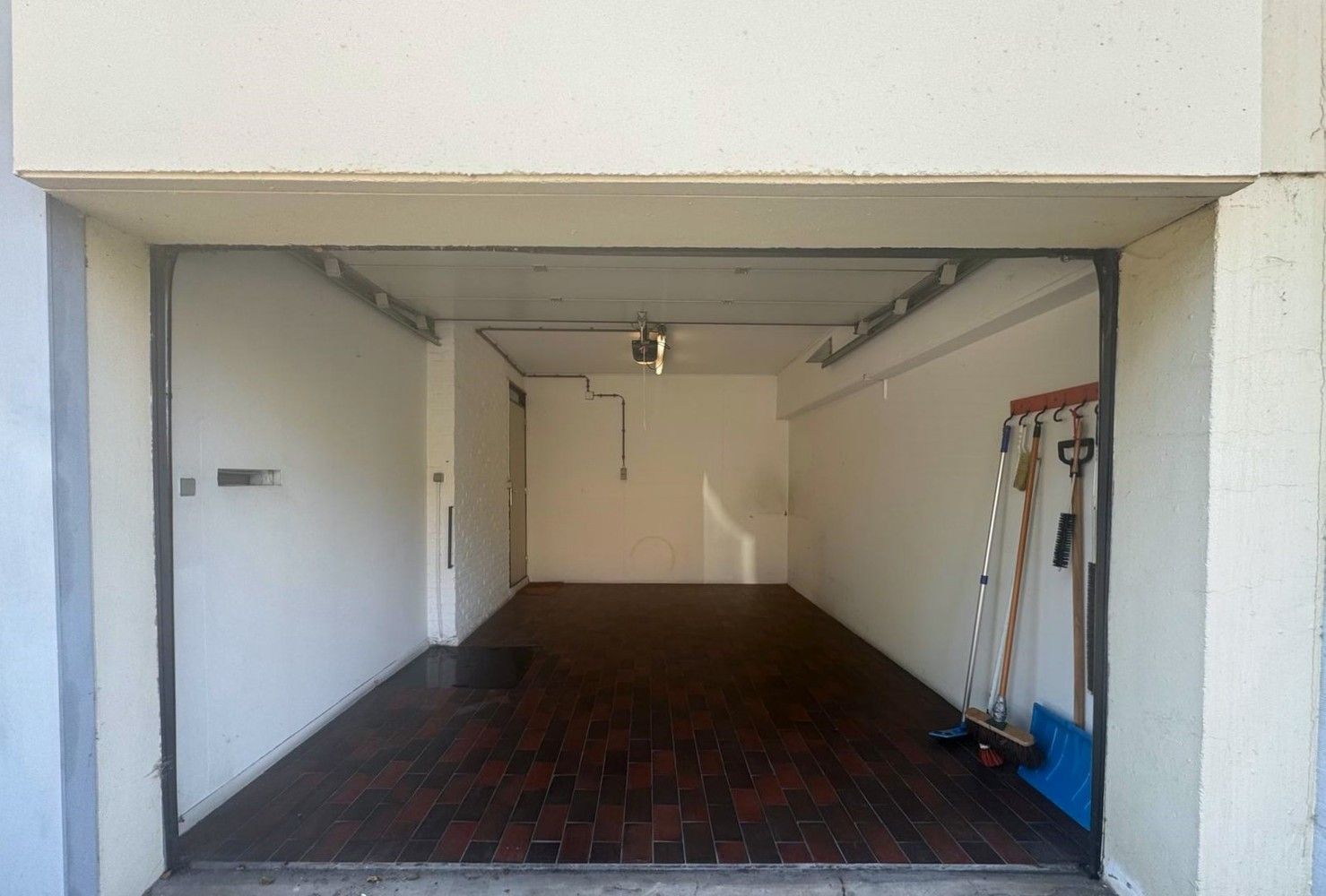 Zéér ruime rijwoning met terras en tuin nabij het centrum van Genk foto 10