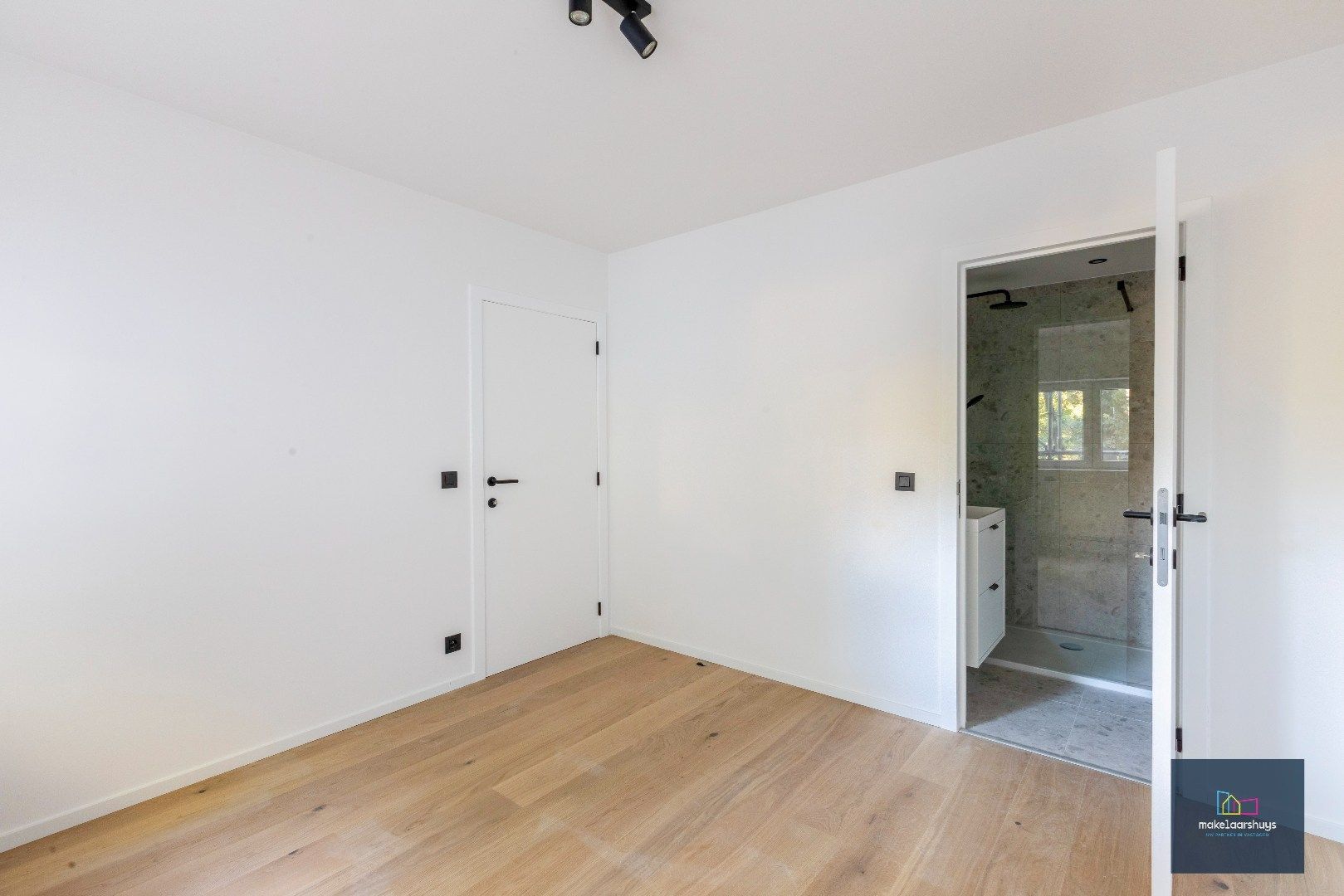 Prachtig  duplex appartement met 4 slpk, 3 badk, grote tuin en parkeergelegenheid foto 16