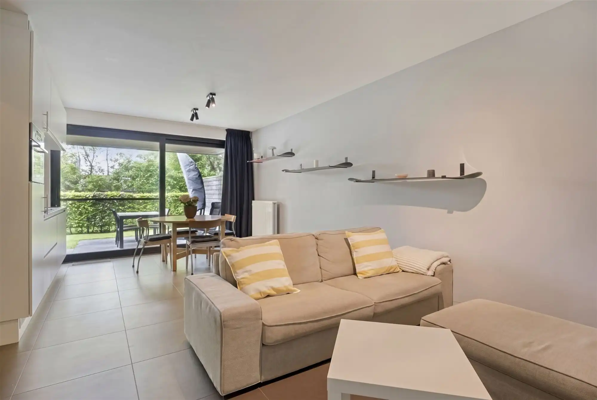 Hoogwaardig afgewerkt gelijkvloers appartement met terras foto 5