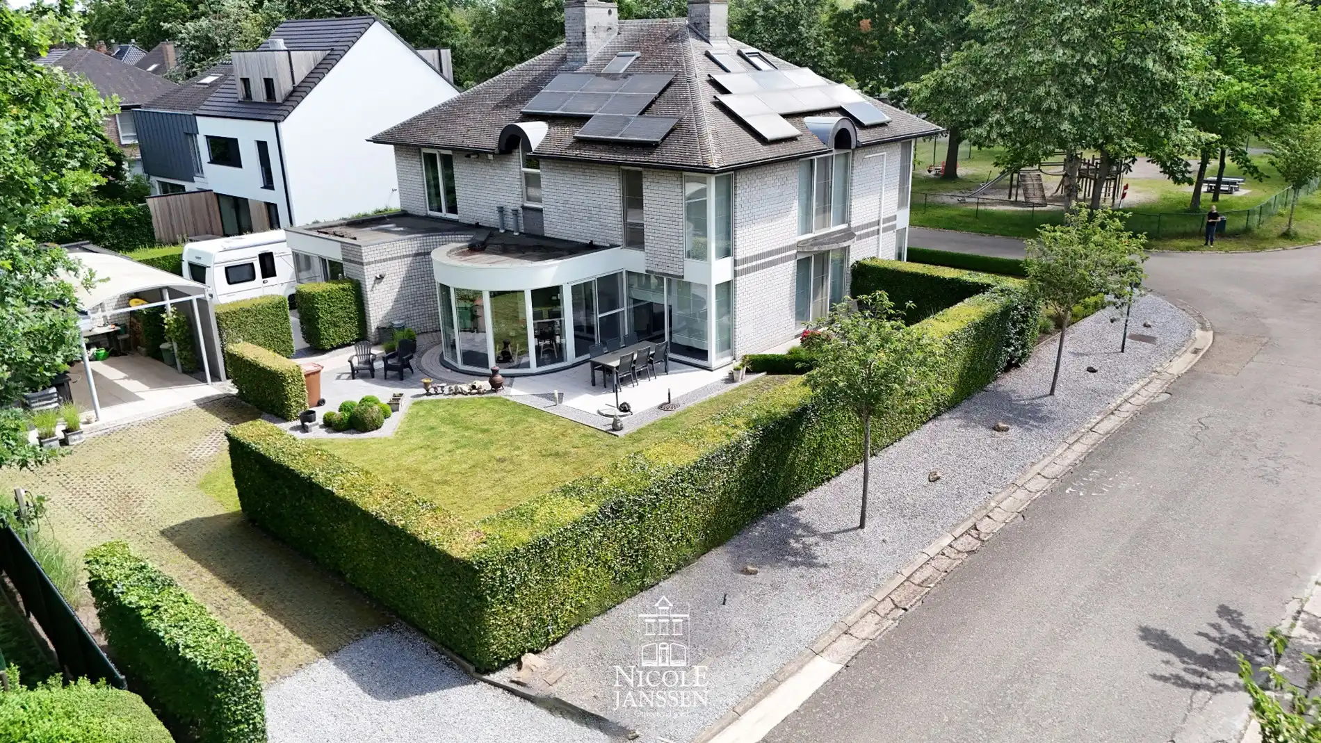 Gezinswoning met kangoeroegedeelte/studio en extra kantoorgedeelte foto {{pictureIndex}}