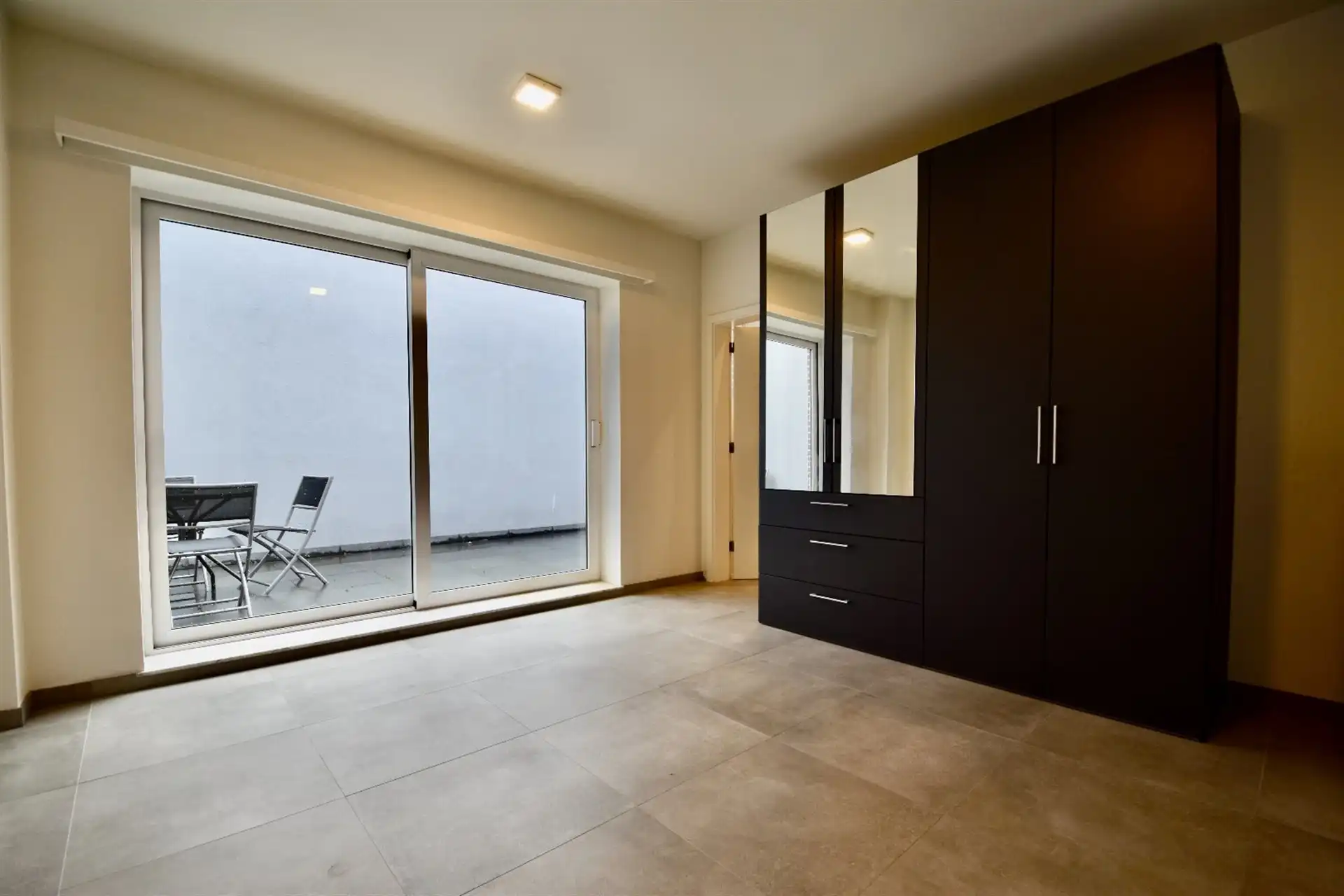 Gerenoveerd gelijkvloers appartement met ruim terras foto 4