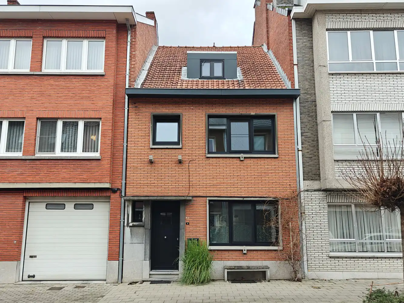 Hoofdfoto van de publicatie: Te renoveren rijwoning met 4 slaapkamers en leuke stadstuin.
