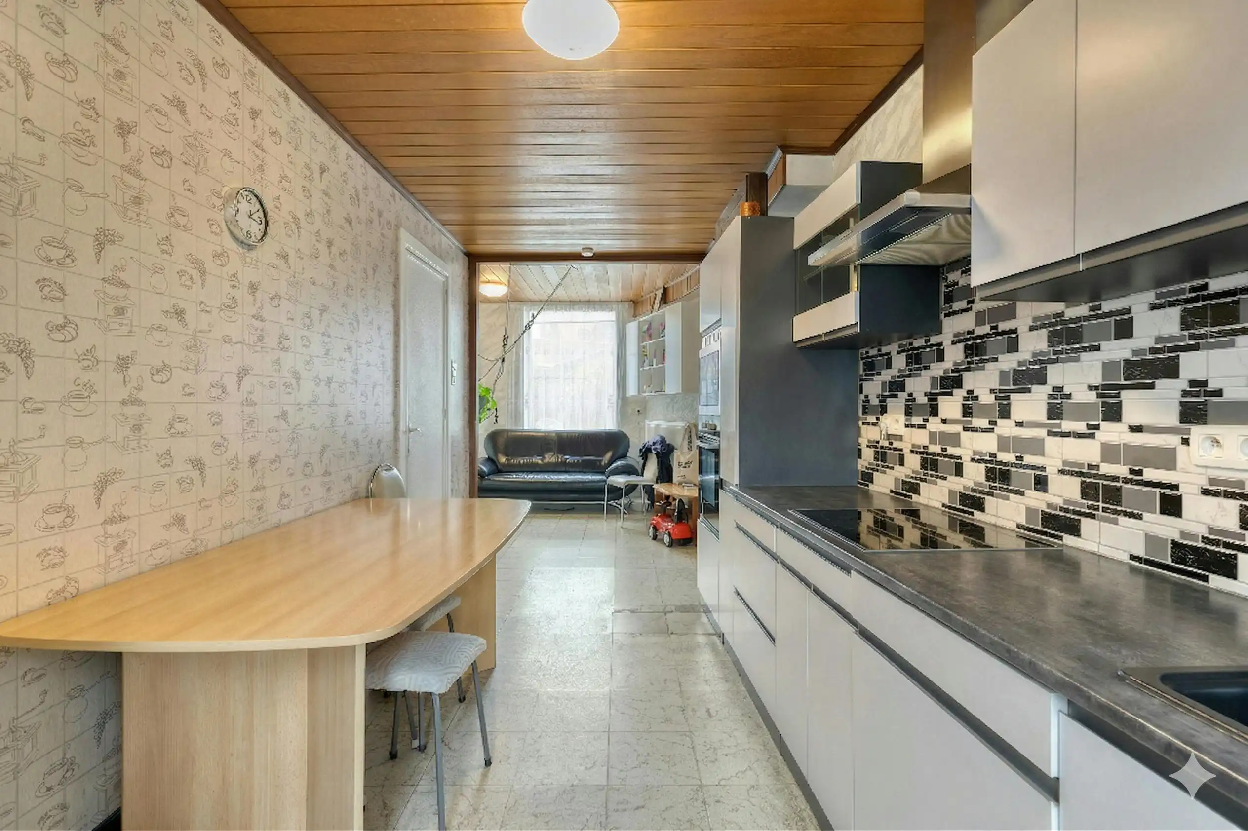 Ruime rijwoning met tuin en garage nabij centrum Izegem. foto 8