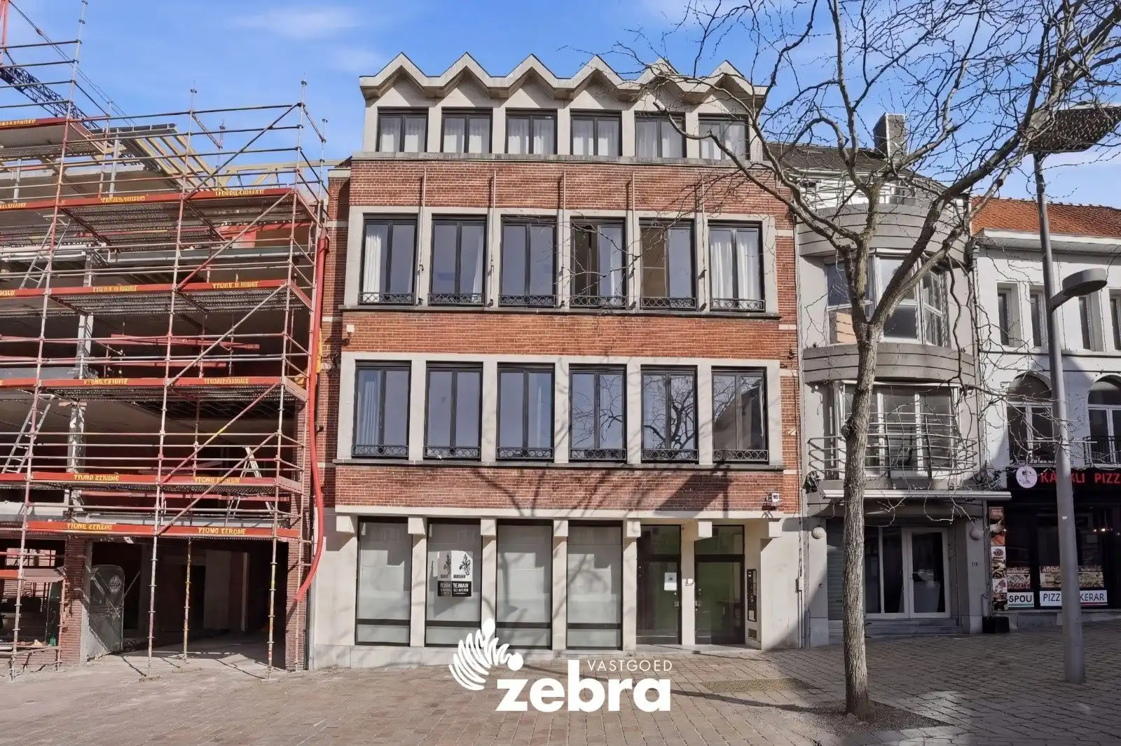 Veelzijdig handelspand met parkeerplaatsen op topligging in centrum Tielt! foto 2