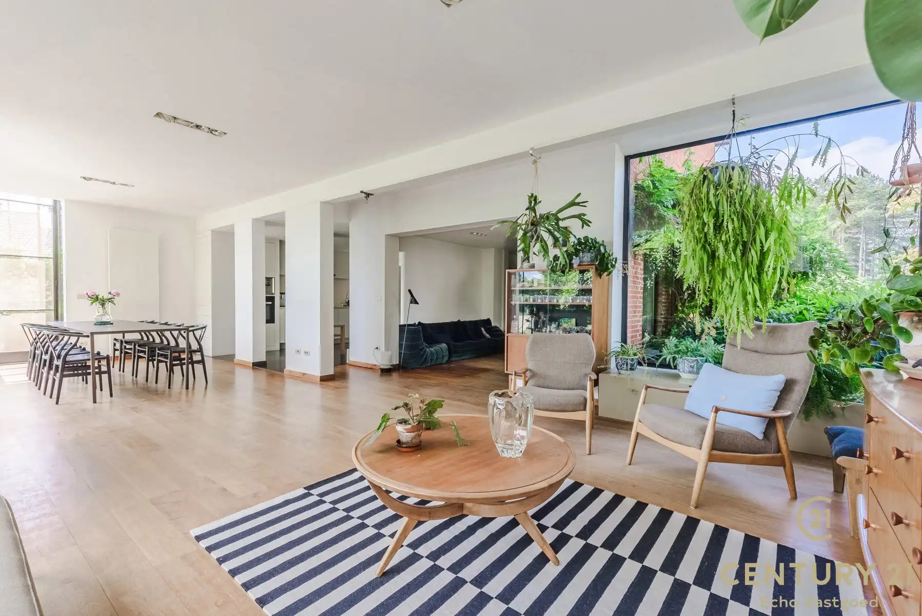Centraal gelegen karaktervolle woning met 4slpk en tuin foto 3