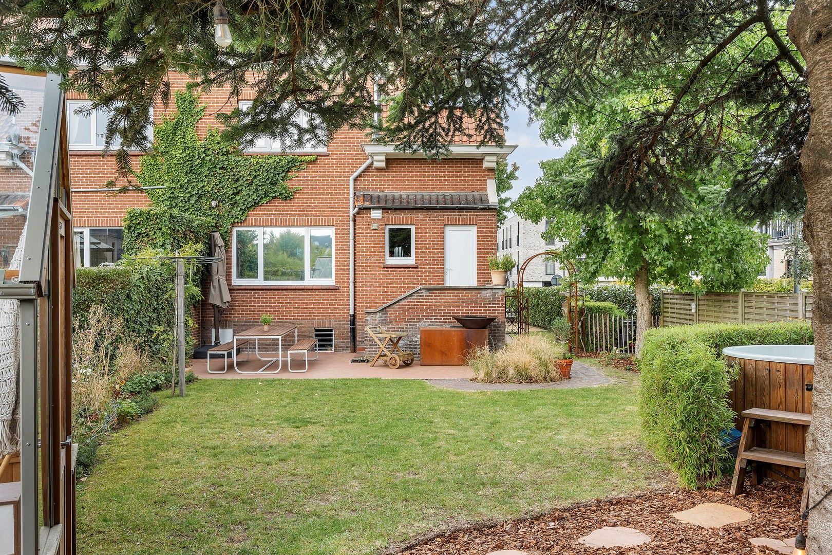 Prachtige karaktervolle, halfopen, robuuste én energiezuinige bel-étage van de jaren '50 met 4 slaapkamers, garage, kelderverdieping en paradijselijke tuin. foto 26