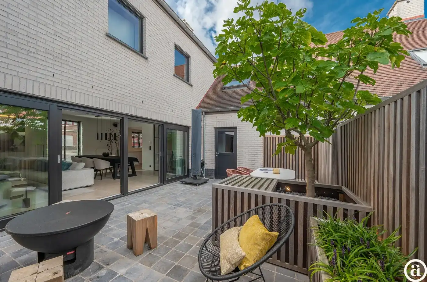 Ruime, recente hoekwoning gelegen vlakbij de groentenmarkt   foto 4