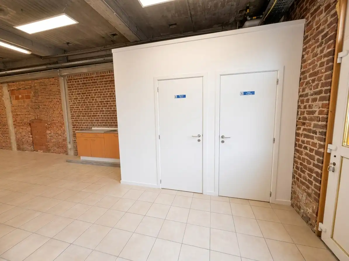 Magazijn van 220m² op commercieel centrum Pottelberg foto 4