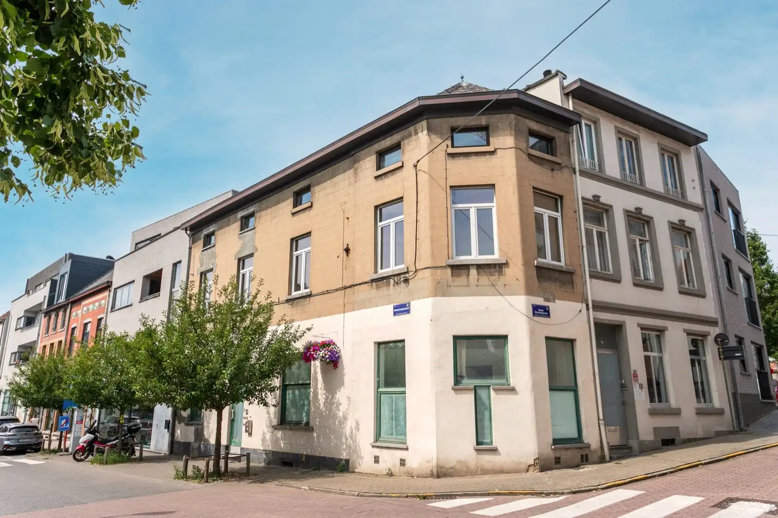 Opbrengsteigendom met 2 vergunde appartementen en kelders in het centrum van Halle foto {{pictureIndex}}