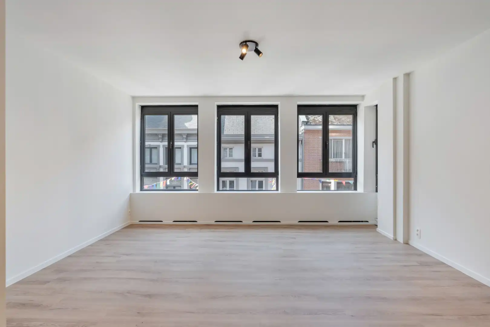 Stijlvol gerenoveerd appartement met moderne uitstraling in het centrum van Maaseik!  foto 7