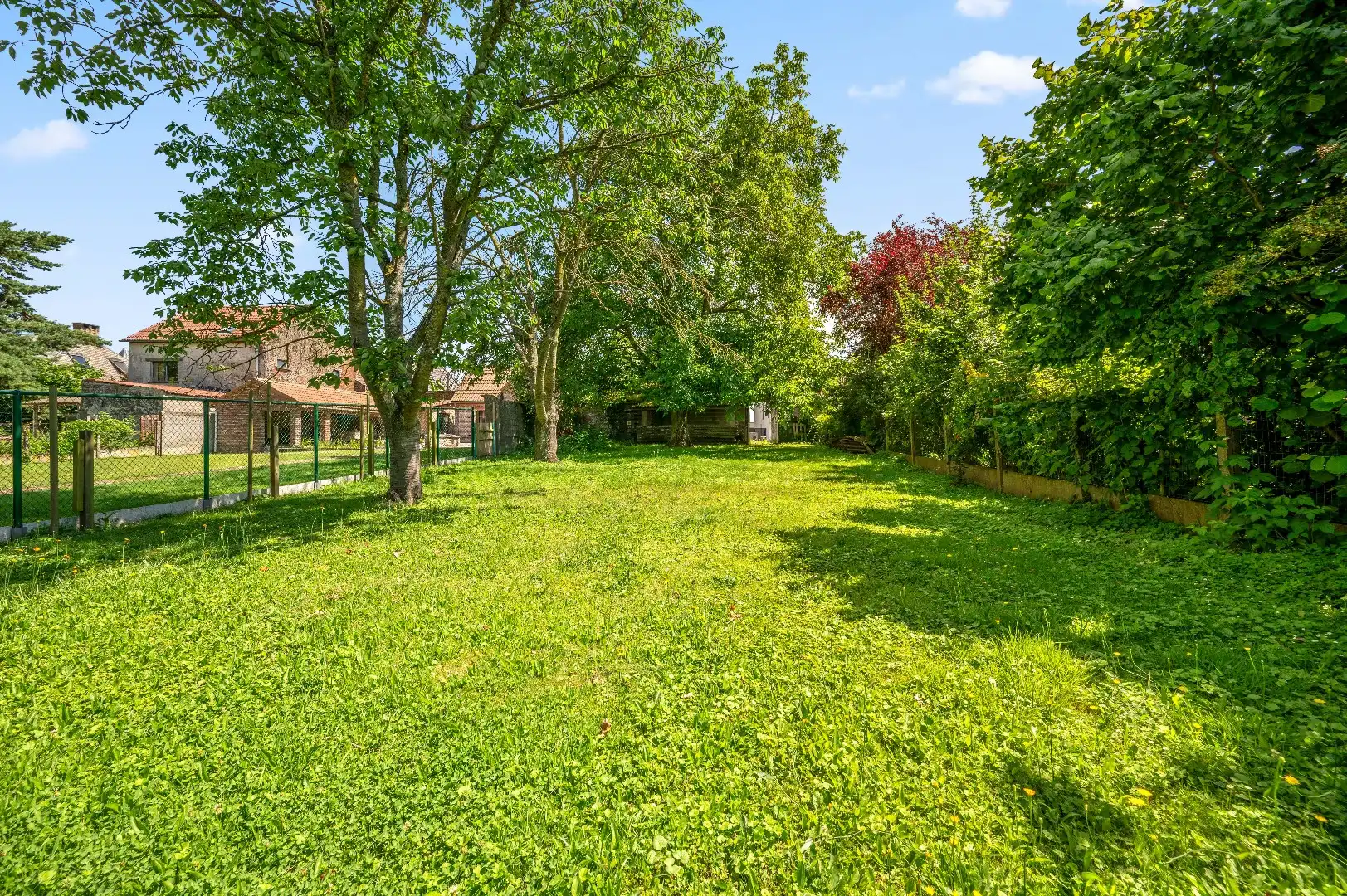Loods met garage en tuin op ruim perceel van 827 m² foto 2