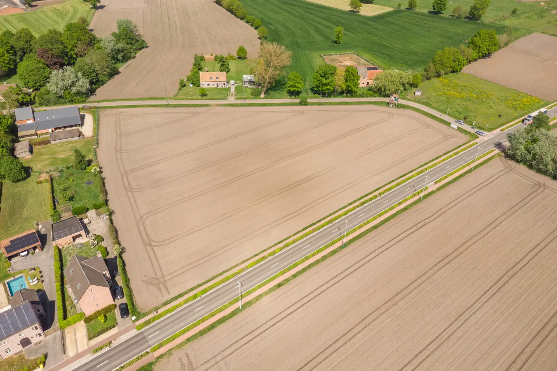 Uitgestrekte landbouwgrond van bijna 3 hectare. foto 9