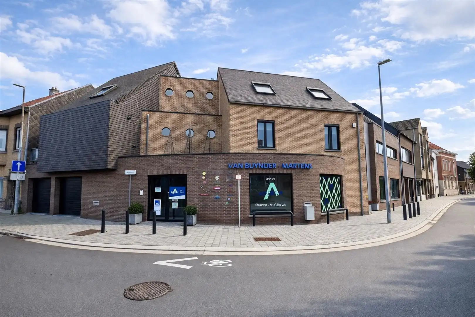 Uniek kantoorgebouw met duplex appartement te koop foto {{pictureIndex}}