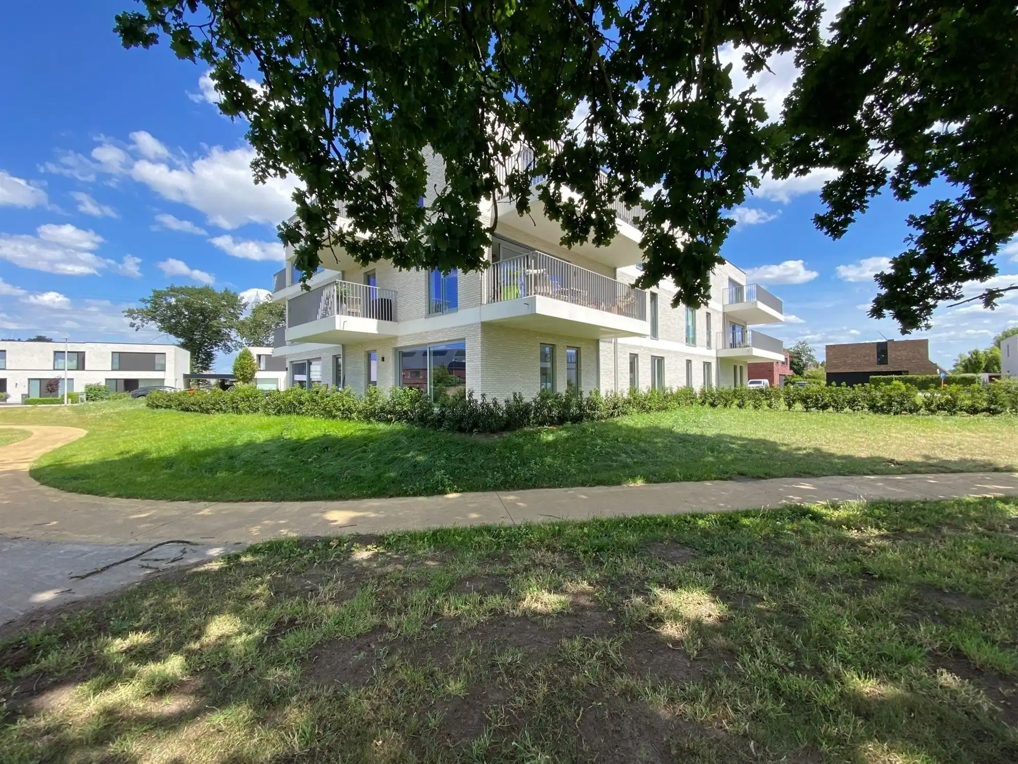 Gelijkvloers nieuwbouwappartement met garage en berging foto 26