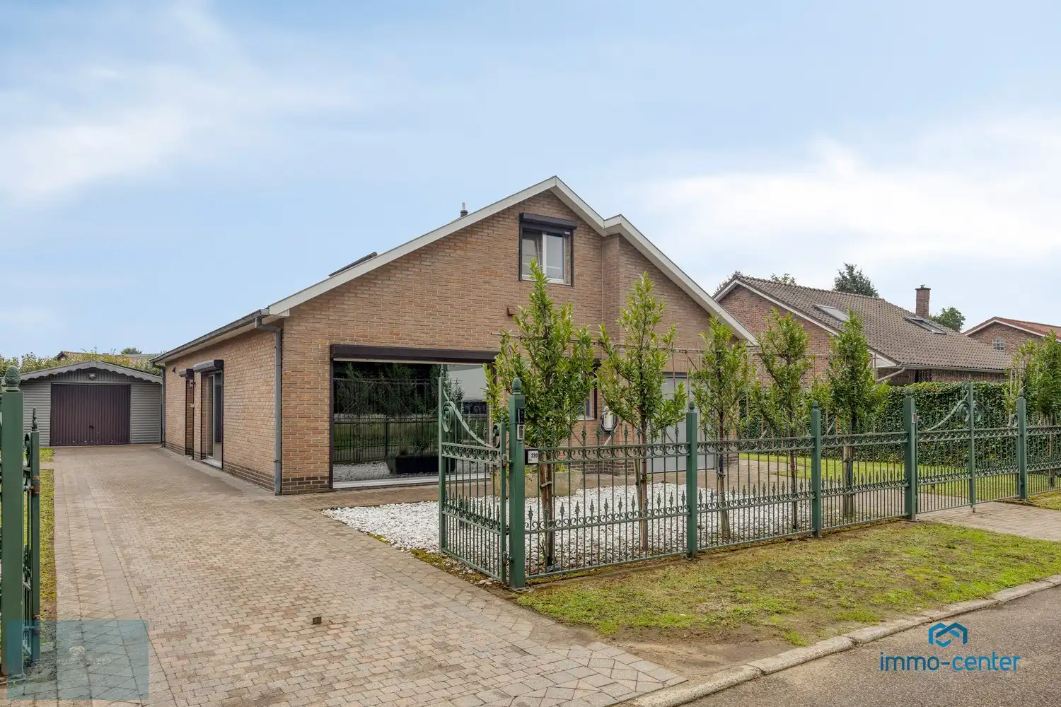 Ruime vrijstaande woning met 4 slaapkamers en grote tuin foto 2