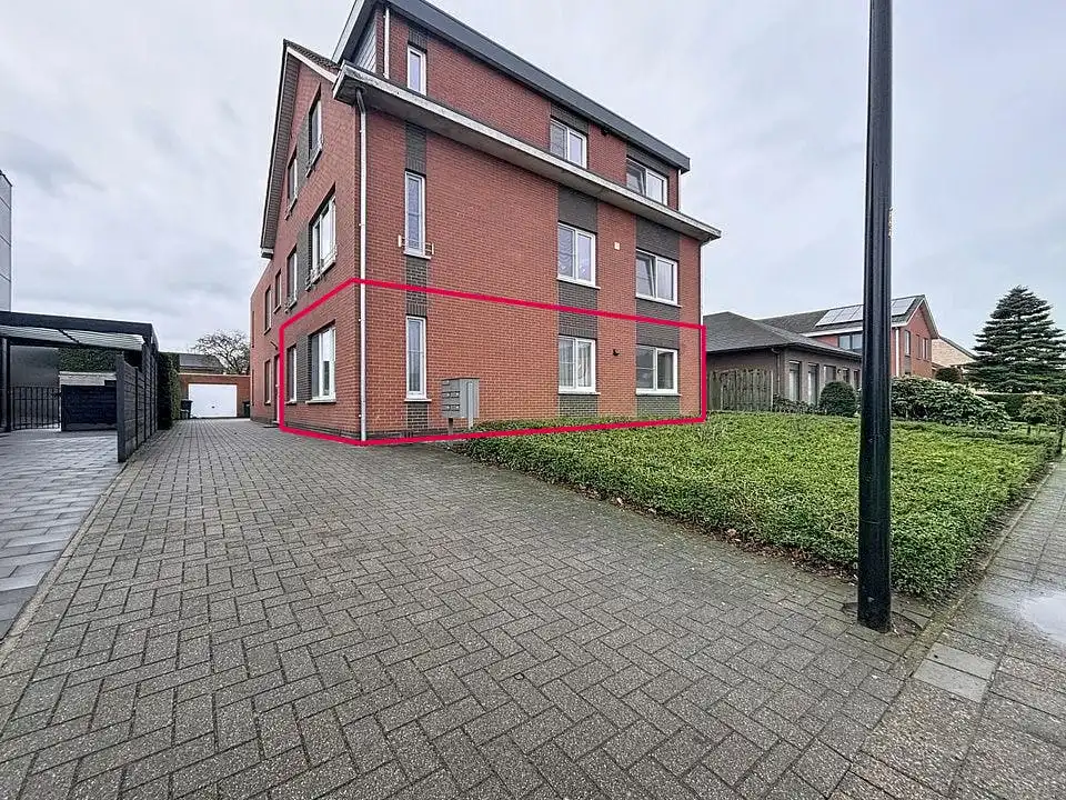Hoofdfoto van de publicatie: Gelijkvloers appartement met garage te koop in Loenhout!