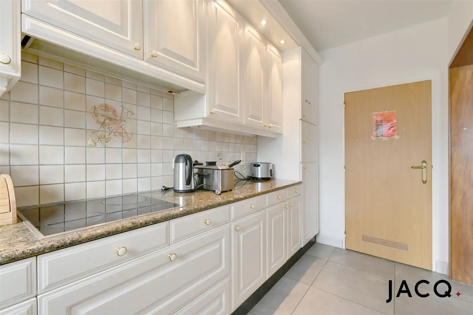 Gerenoveerd appartement met 2 slpk's, aparte garage nabij "De Schorre"! foto 7