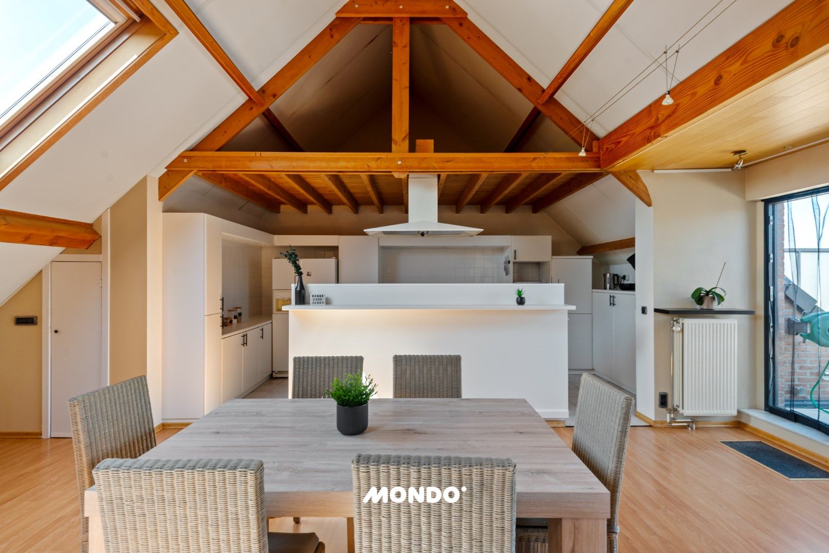 Ruim en uniek dakappartement met 3 slaapkamers, sauna en prachtig uitzicht in het hart van Sint-Amands. foto 8