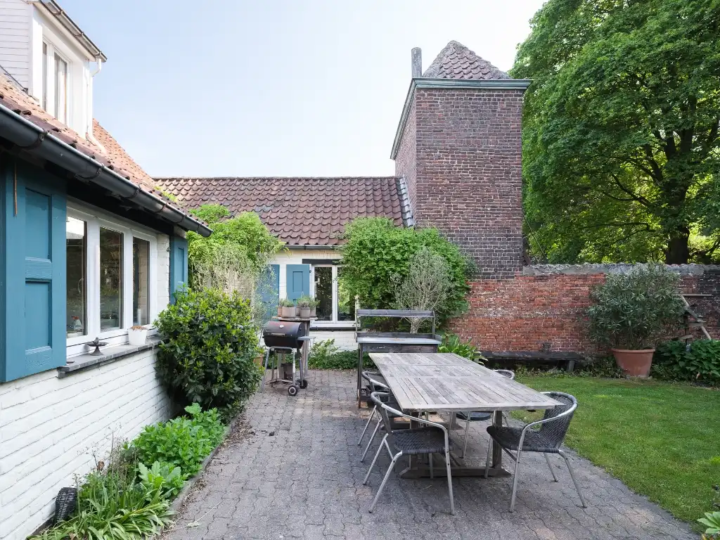 Charmante gezinswoning met oprit en dubbele garage op een rustig perceel van ca. 1632 m² foto 9