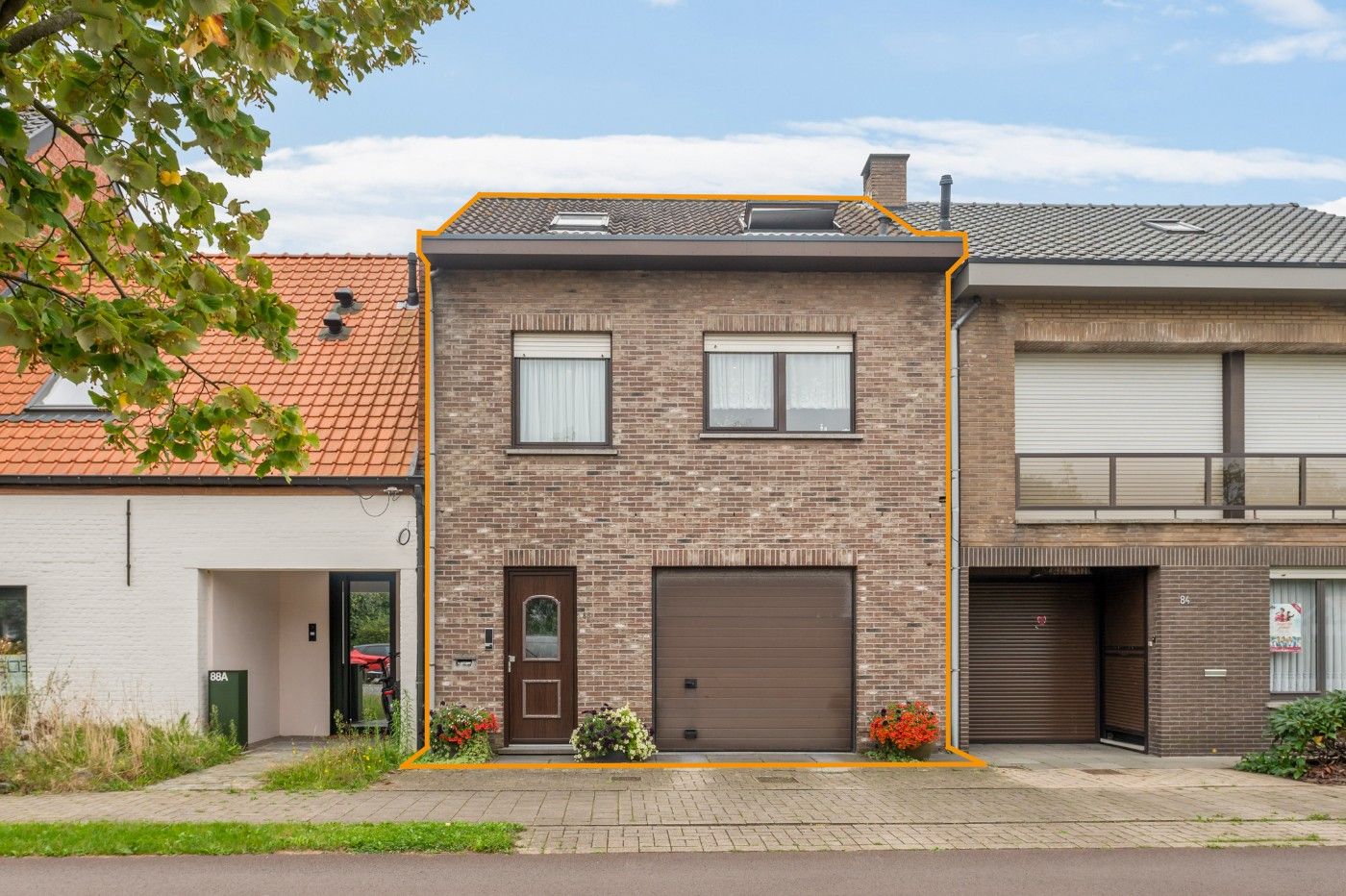 Hoofdfoto van de publicatie: Te renoveren bel-etagewoning met 3 slpk., inpandige garage en tuin