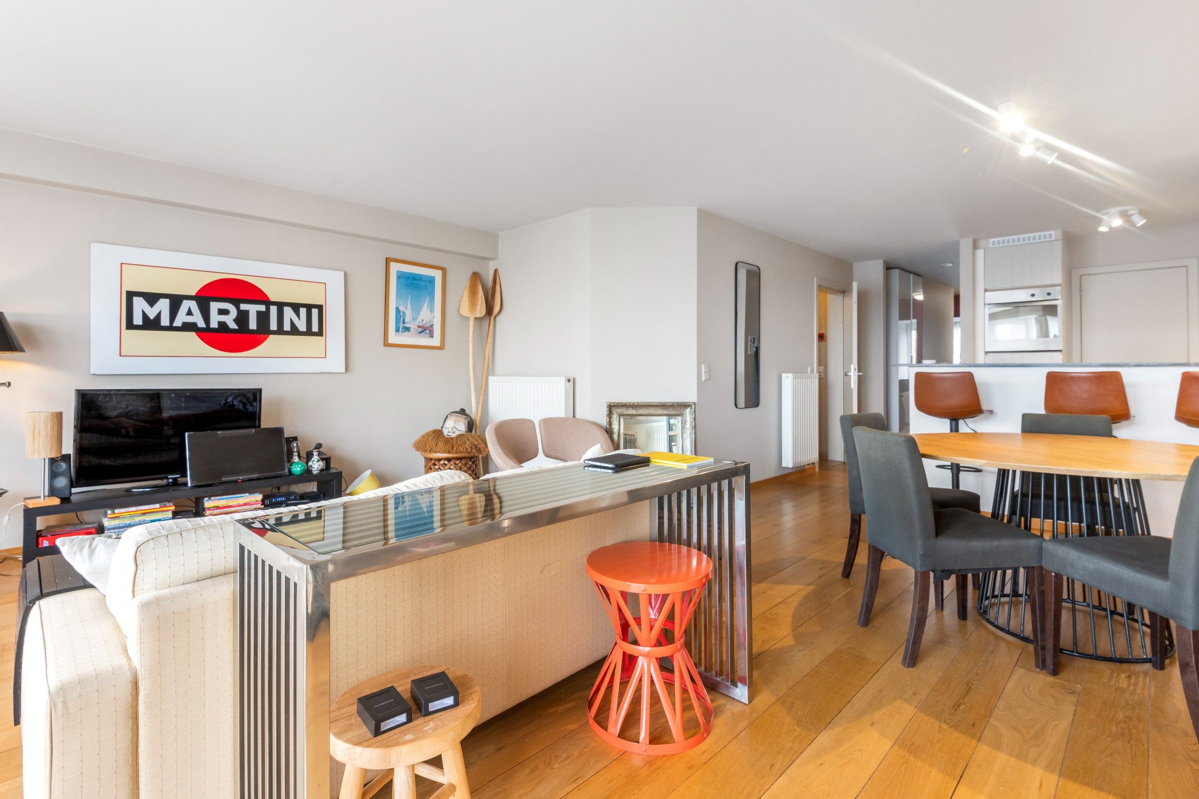 Recent en modern appartement met 2 slpk. gelegen op de belangrijkste winkelstraat van Knokke op wandelafstand van de zeedijk.  foto 3