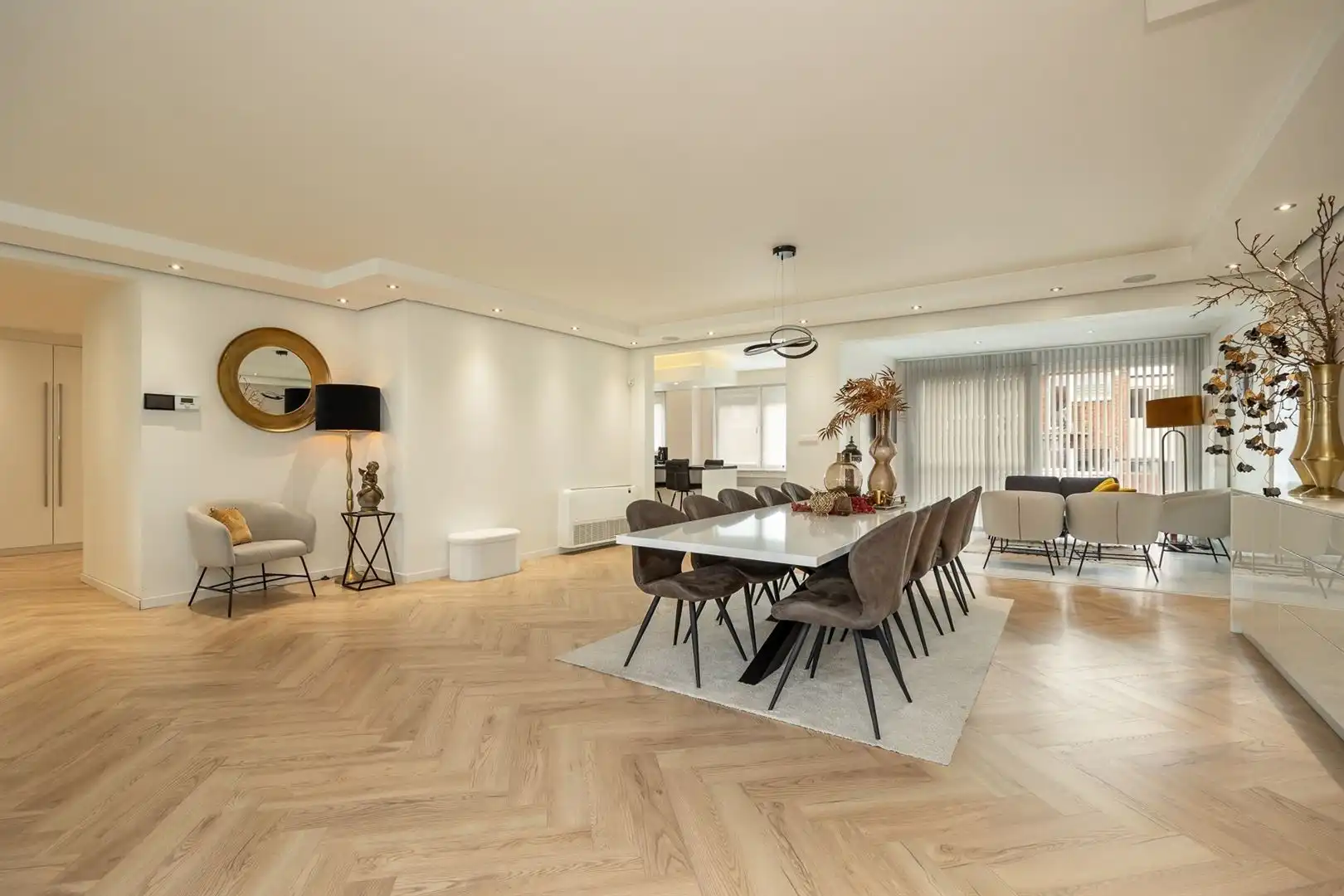 Ruim opbrengsteigendom met lift, garage en verhuurde handelsruimte foto 9