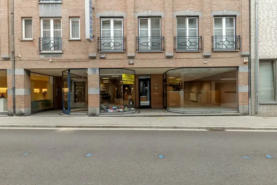 RUIM HANDELSPAND TE HUUR IN HET CENTRUM VAN SINT-TRUIDEN foto 2