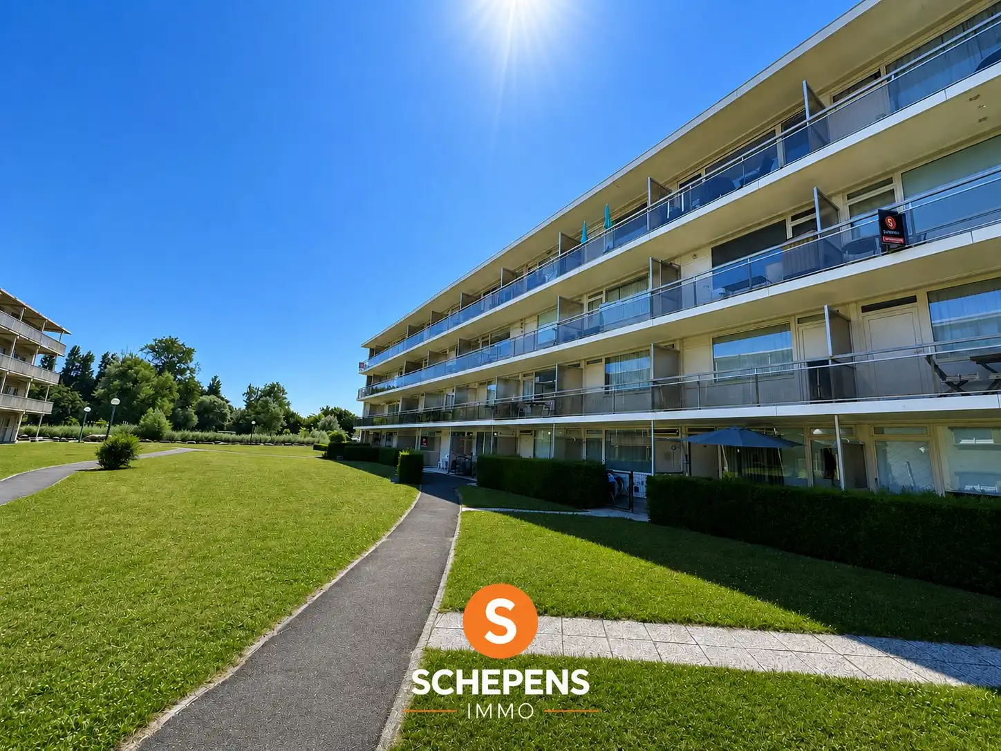 Hoofdfoto van de publicatie: Te koop de Haan: Instapklaar gelijkvloers appartement met zonnig terras in een groene omgeving.