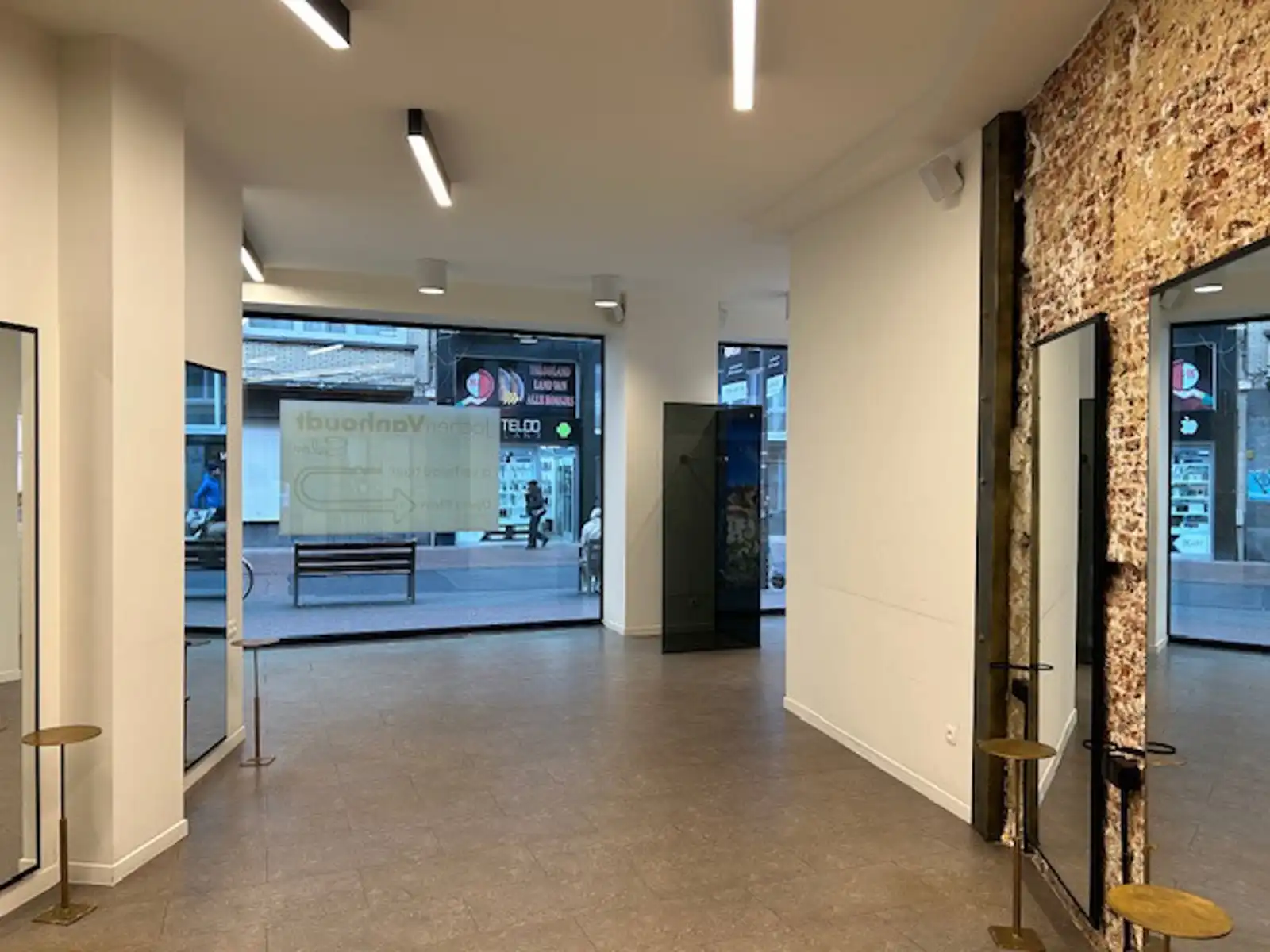 Instapklaar Handelspand in het Hart van Antwerpen foto {{pictureIndex}}