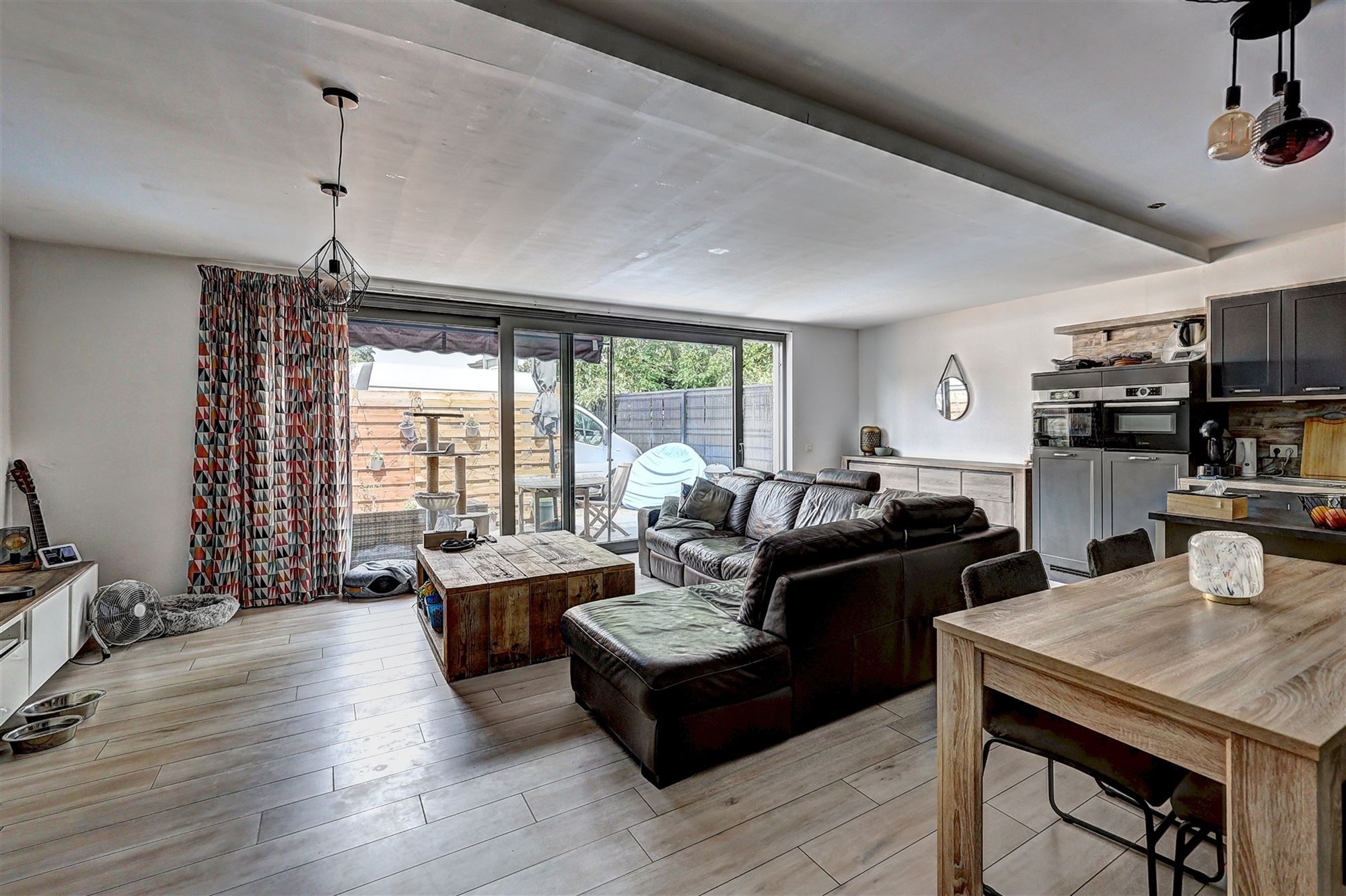 Ruim gelijkvloers appartement met terras en garage foto 4