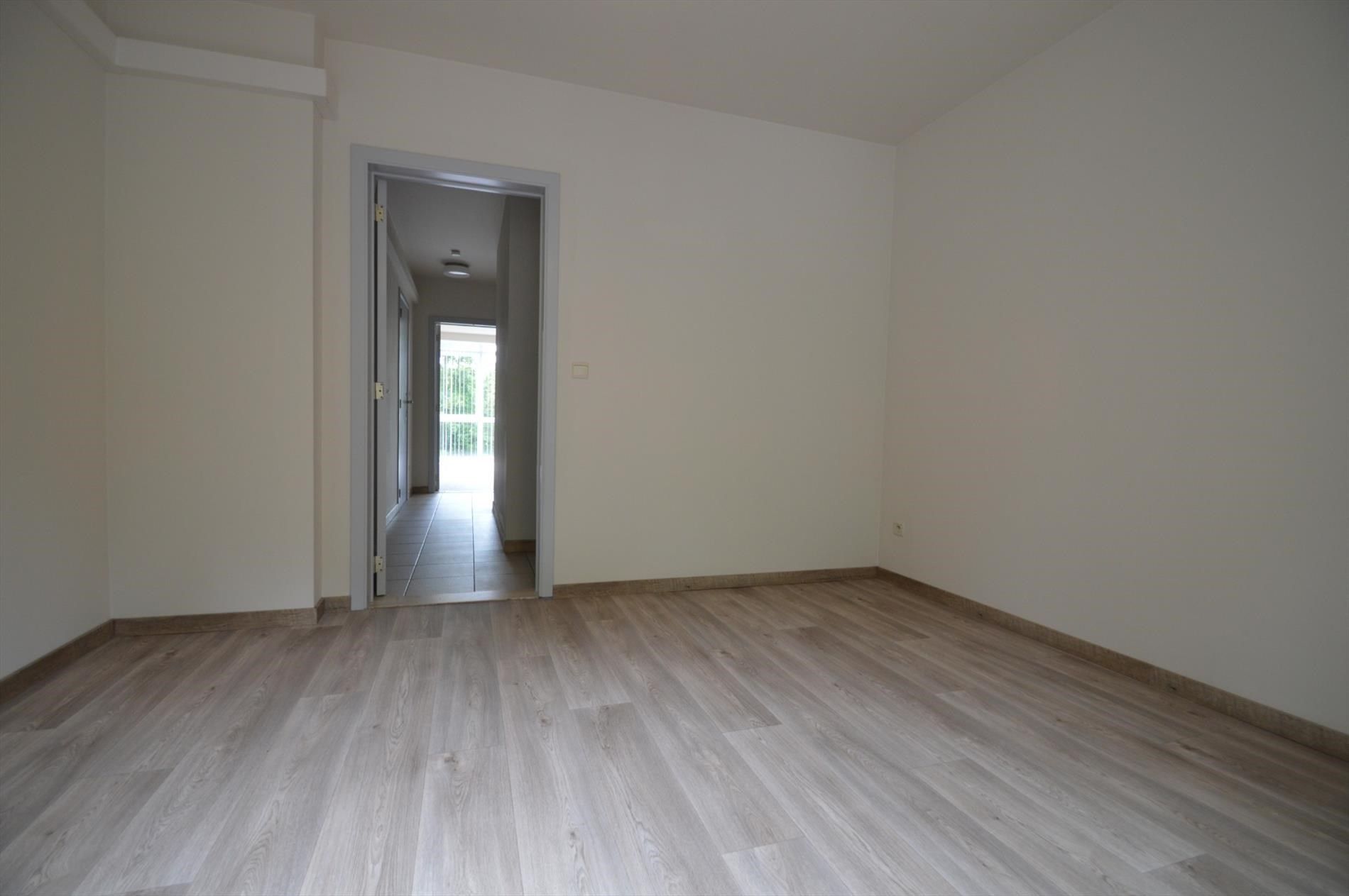 Netjes opgefrist appartement met 2 slk, terras en garage in centrum v Bilzen foto 10