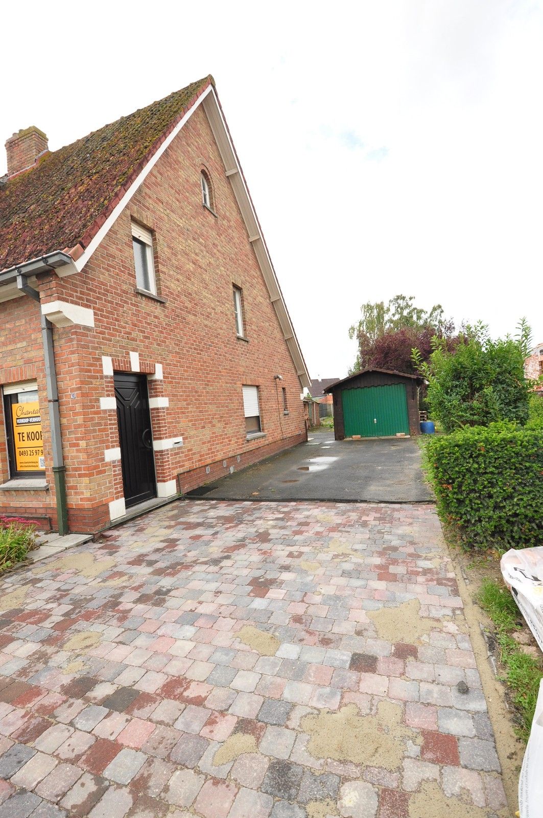 Half-openbebouwing met grote tuin en garage  ! foto 2