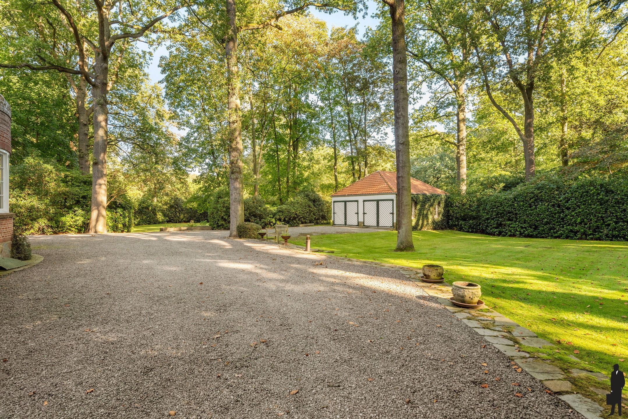 In Vriesdonk, rietgedekte karaktervolle villa met authentieke elementen, prachtige parktuin, hoge plafonds en veel verbouwingspotentieel!  Grondoppervlakte  is ca. 9127m². foto 19