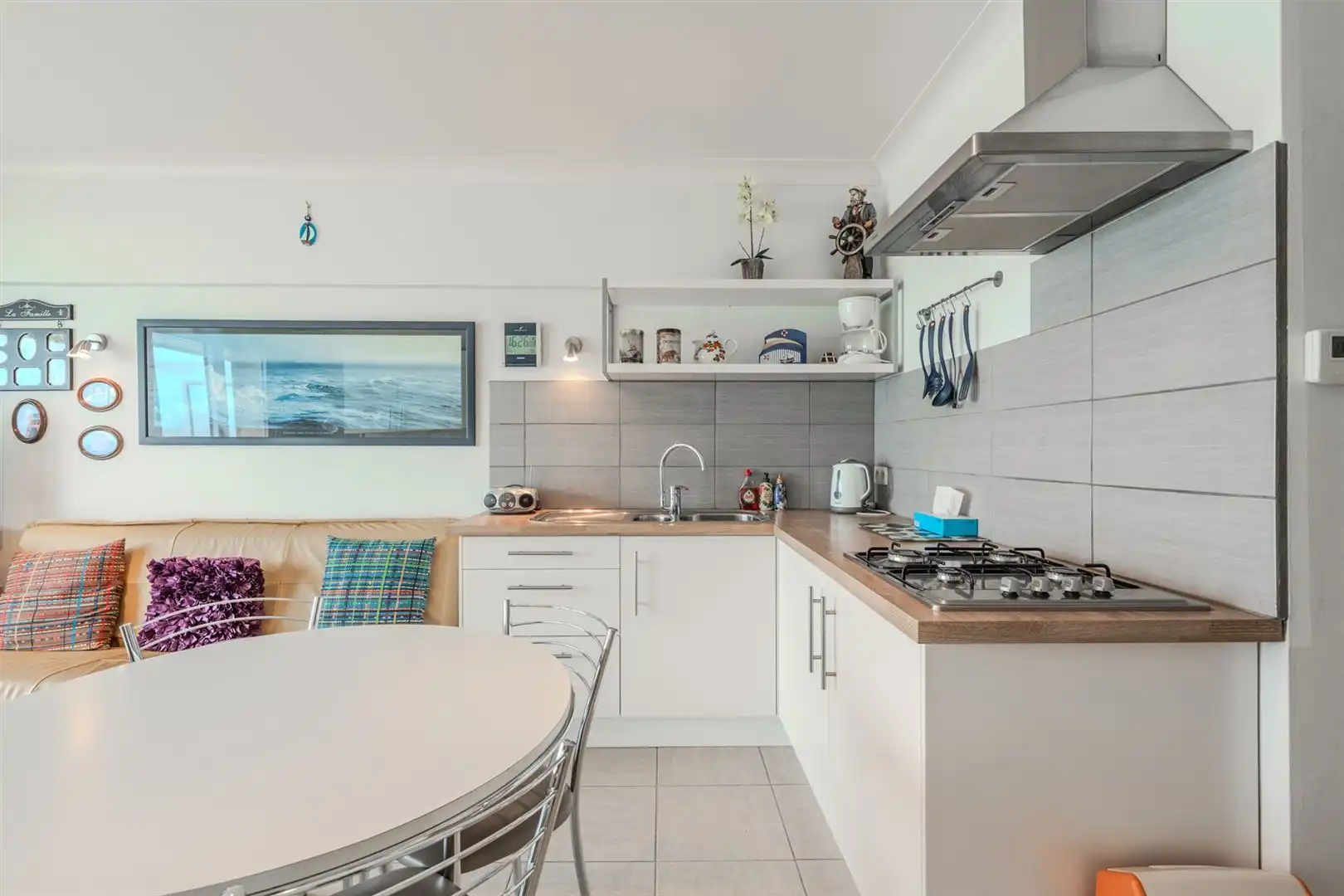 Studio met slaaphoek en frontaal zeezicht foto 2