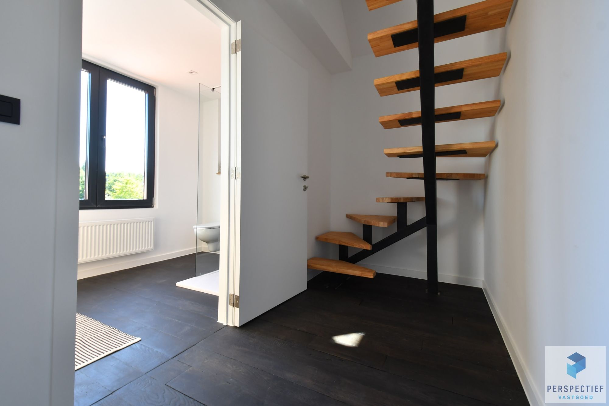 Stijlvol gerenoveerde woning met tuin op toplocatie foto 10