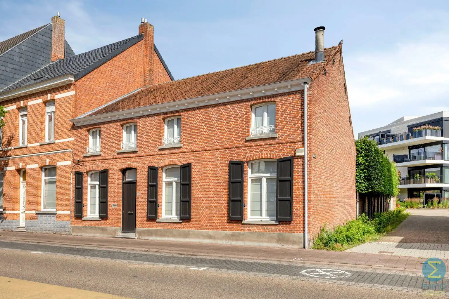 Karaktervolle herenwoning met zwembad en grote garage foto {{pictureIndex}}