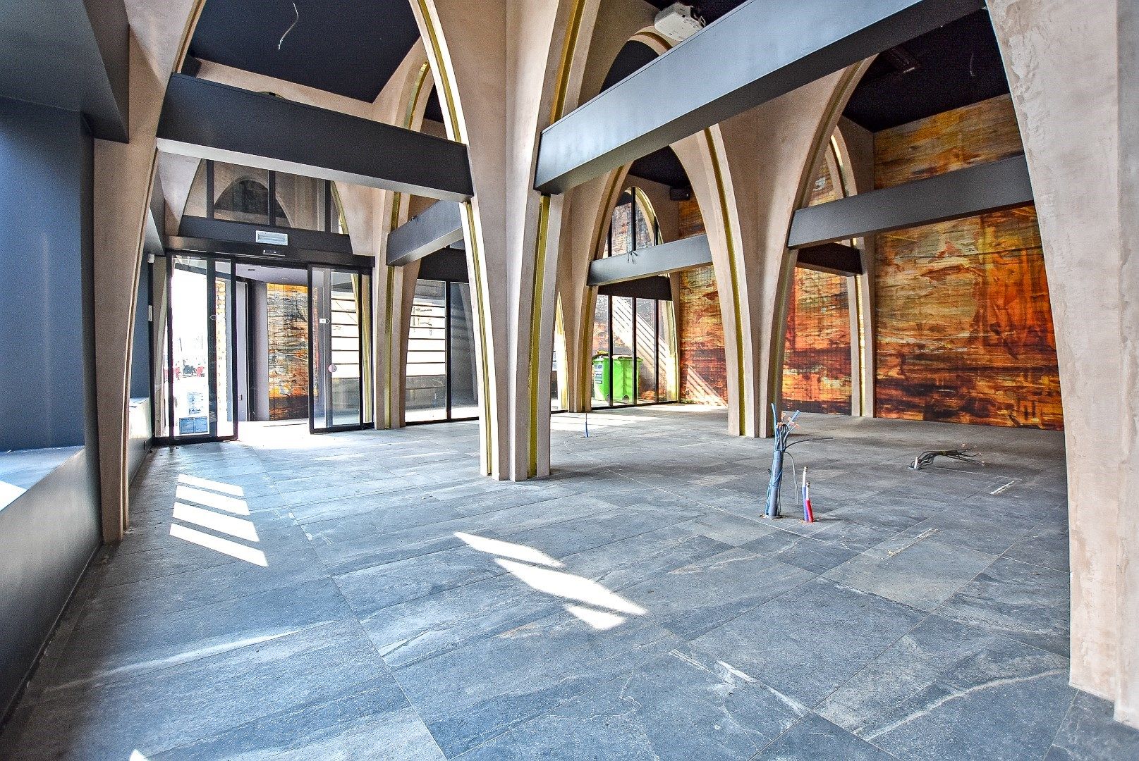 Klassevolle handelszaak op commerciële toplocatie te Diksmuide! foto 2