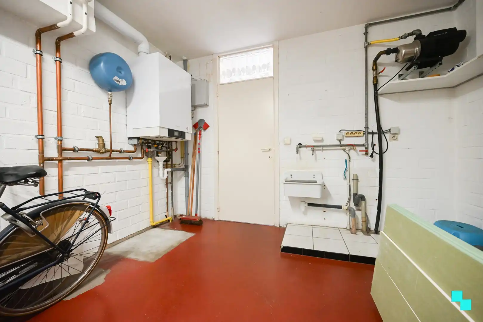Verzorgde gesloten bebouwing aan kerkplein Bosmolens foto 17