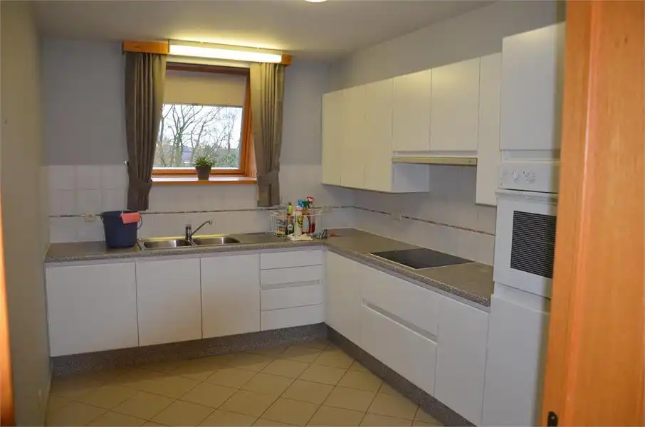 Te huur: ruim appartement van ca. 106 m² met 2 slaapkamers, terras en garage in Asper foto 4