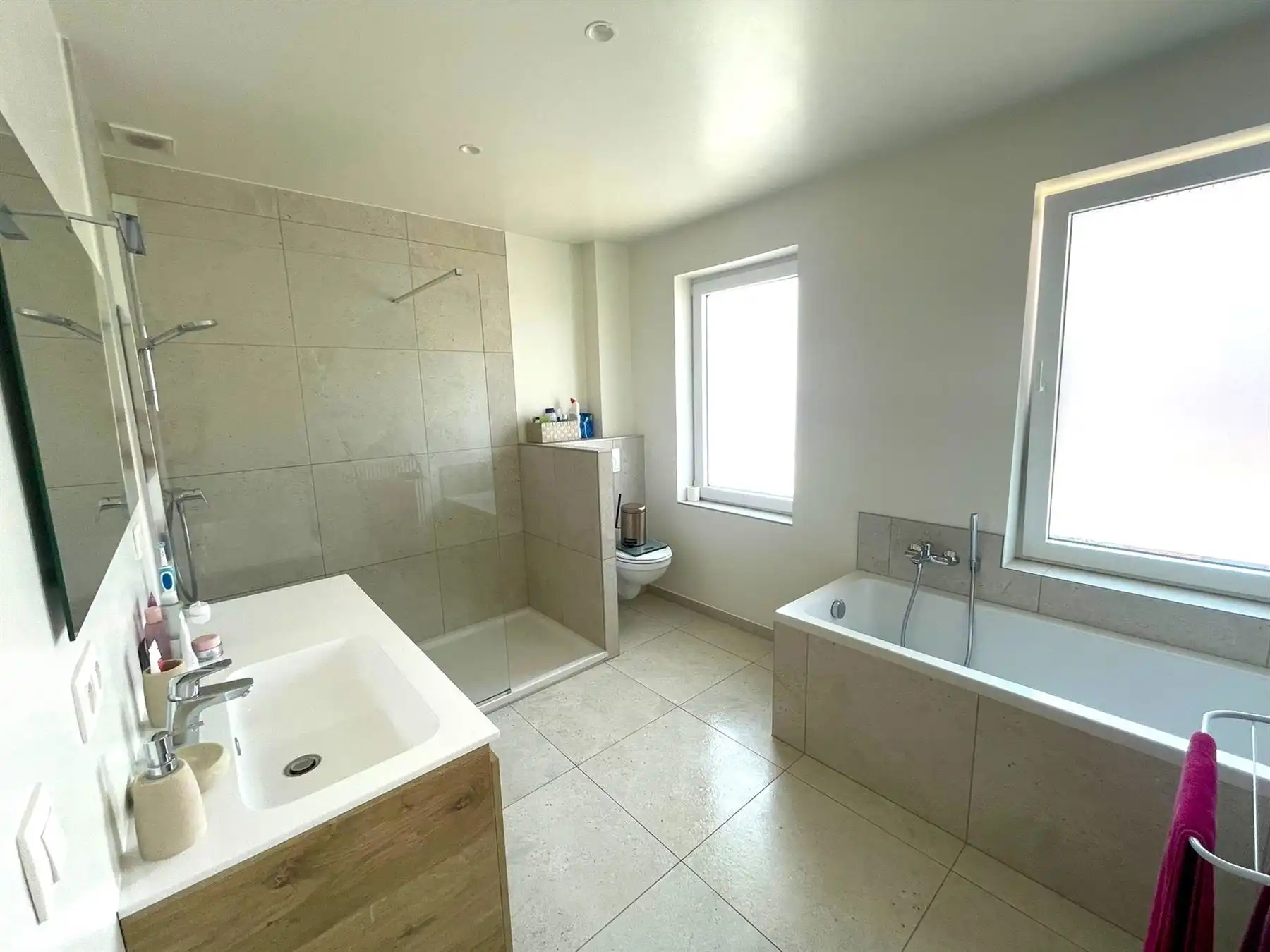 Tijdloze moderne woning met drie ruime slaapkamers  foto 11