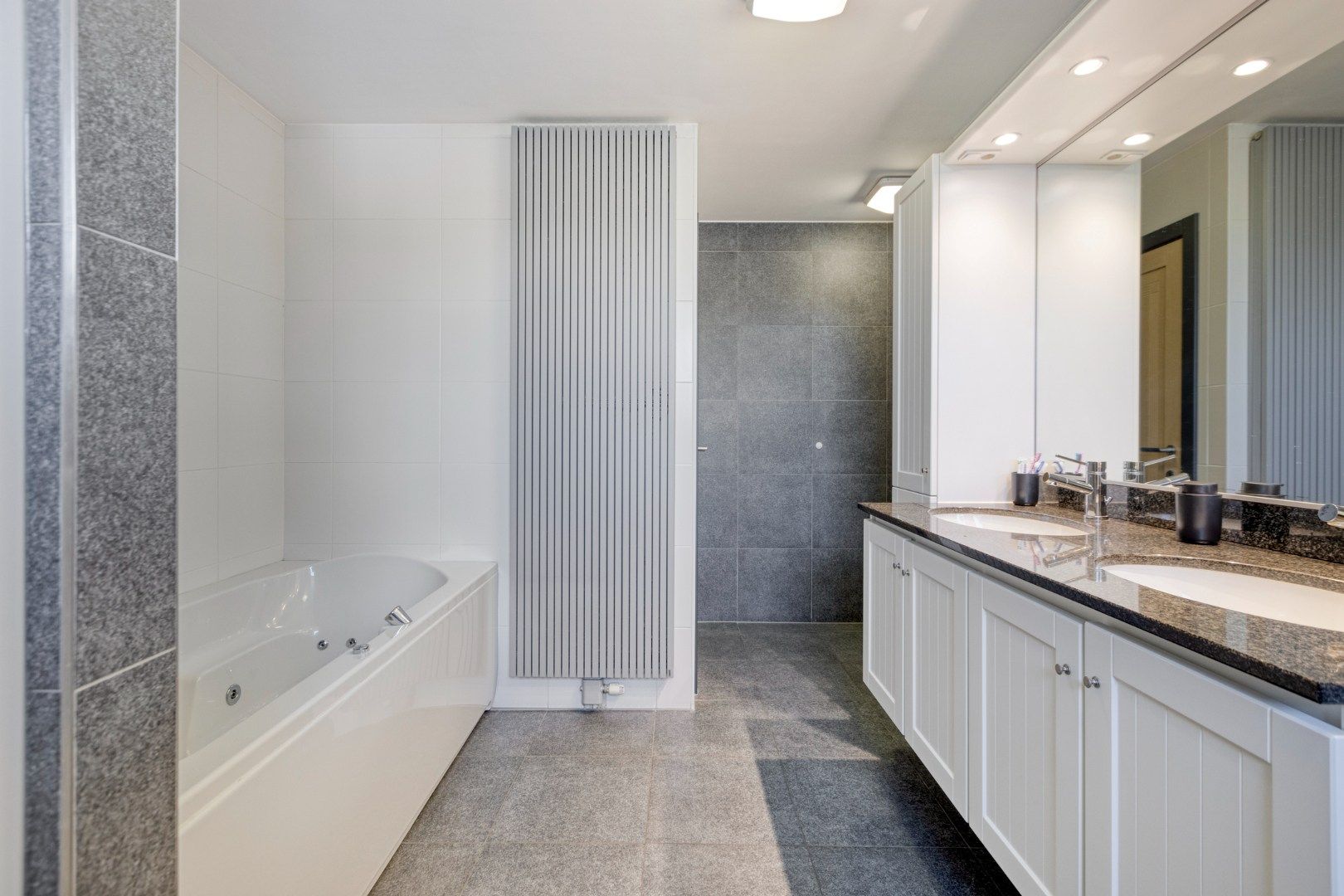 Ruim ingedeeld appartement met zonterrassen in het centrum. foto 26