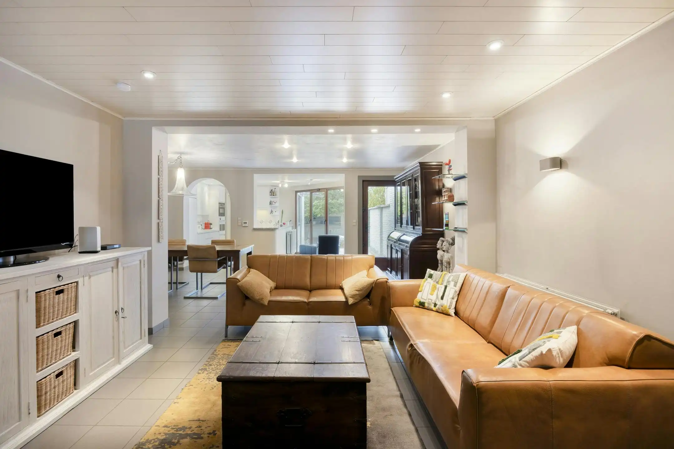 Goed gelegen stadswoning met 4 slaapkamers, tuin en garagebox + 12 zonnepanelen foto 2